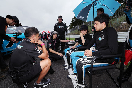Igor Omura Fraga ve Yuga Furutani, pistte direktörle ve takımla konuşuyor.