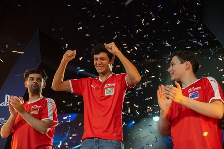 Igor Fraga (Mitte) gewinnt im Jahr 2018 den ersten Titel im Nations Cup der GTWS.