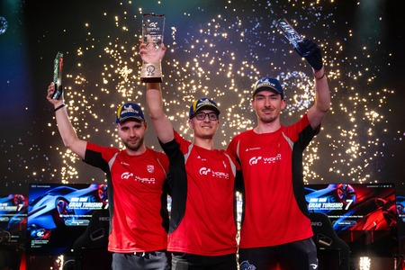 Lors de la manche précédente à Prague, la victoire spectaculaire de Mohamed Buhdeima (au centre) a propulsé Ferrari à la troisième place du classement de la Manufacturers Cup. Les attentes sont élevées pour l'équipe à Tokyo.