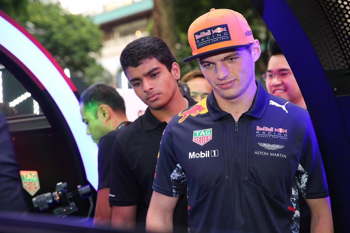 Max Verstappen pilota Gran Turismo em evento da TAG Heuer em